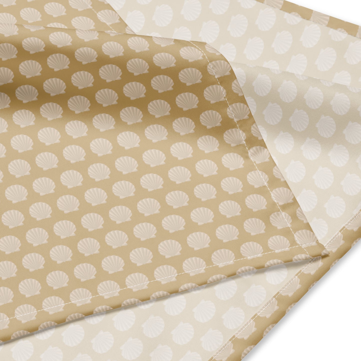 Nachhaltiges Camino de Santiago Bandana in Beige mit Jakobsmuschel-Muster. Perfekt als Kopftuch oder Schal auf langen Etappen.