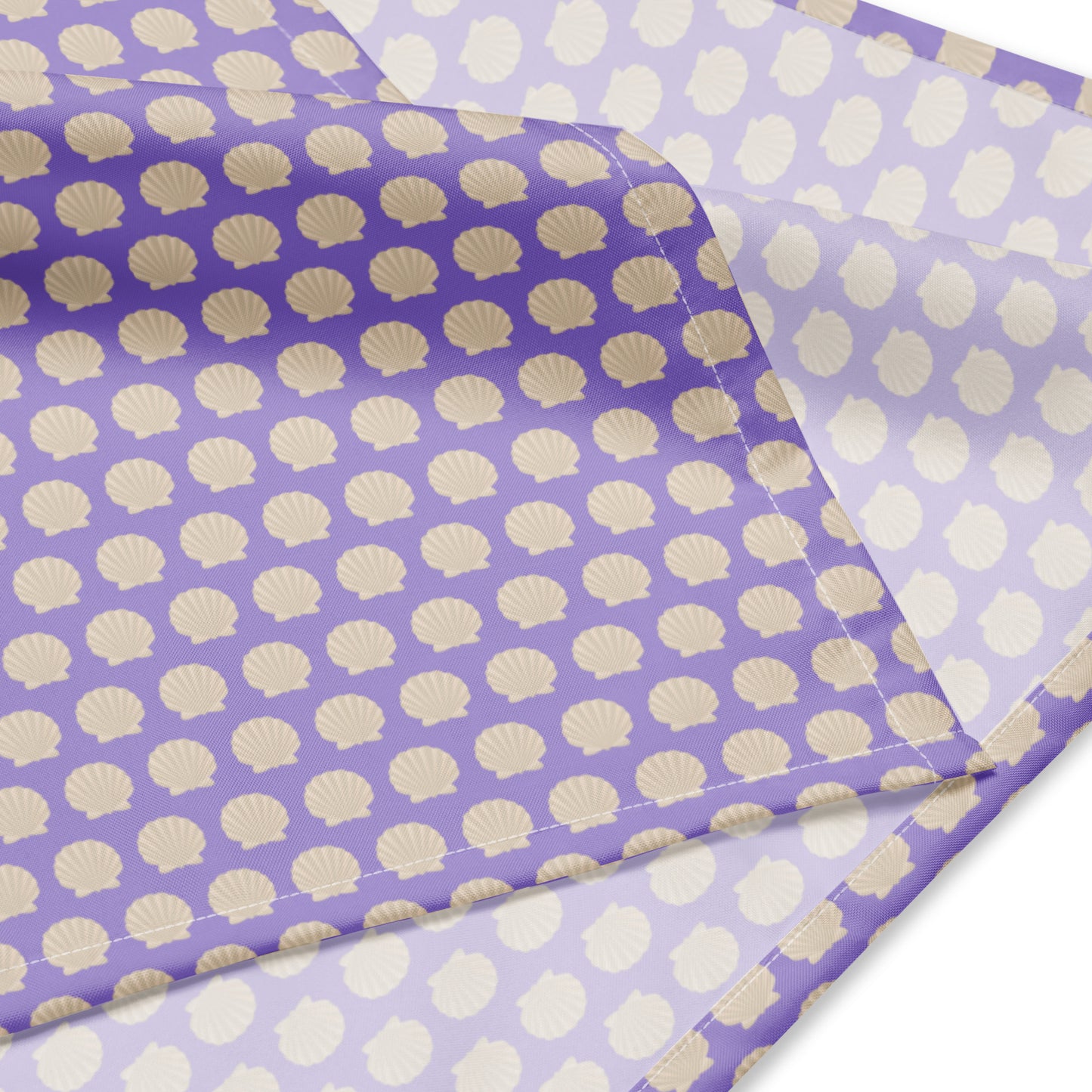 Angenehm weiches und schnelltrocknendes Bandana in Lila mit klassischem Jakobsmuschel-Design. Schützt vor Sonne und Wind.