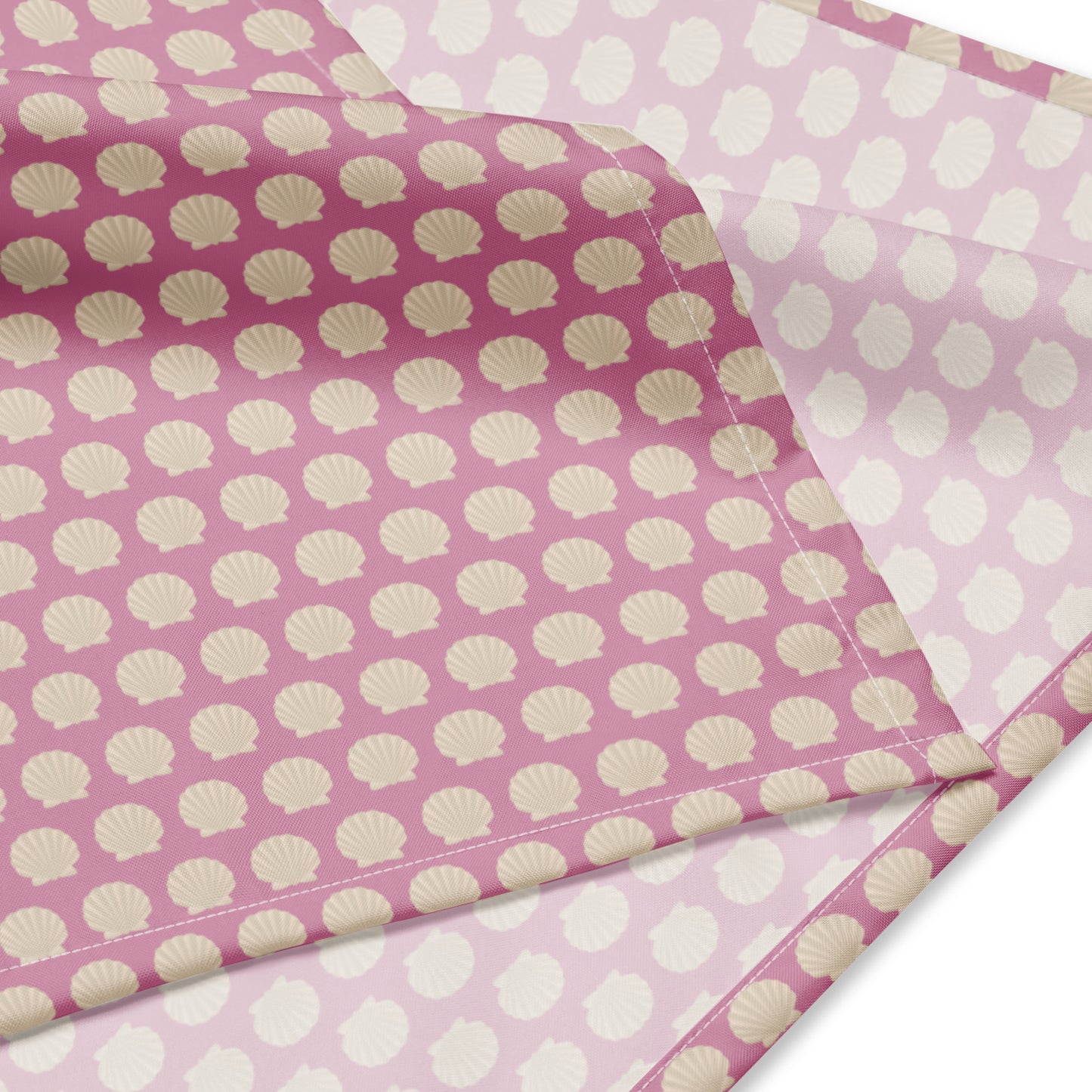 Leichtes und atmungsaktives Bandana in Rosa mit Jakobsmuschel-Design. Perfekt als Kopftuch oder Halstuch für den Jakobsweg.