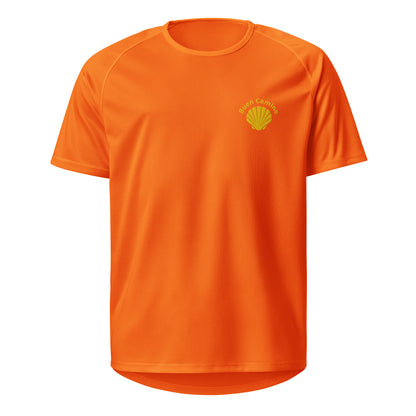 Leuchtendes Camino-Shirt in Orange mit bestickter Jakobsmuschel. Besonders leicht, schnelltrocknend & ideal für heiße Pilgeretappen.
