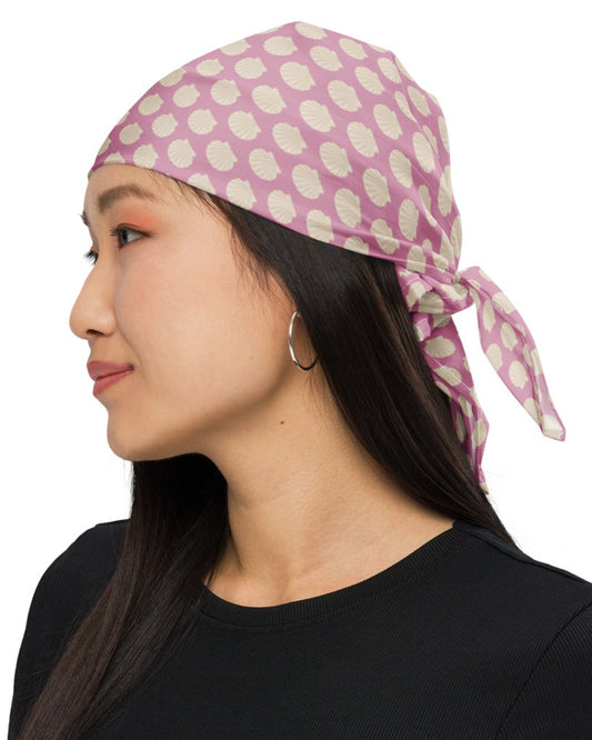 Leichtes und atmungsaktives Bandana in Rosa mit Jakobsmuschel-Design. Perfekt als Kopftuch oder Halstuch für den Jakobsweg.