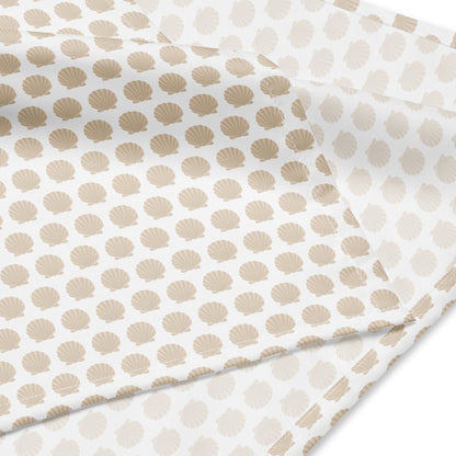 Leichtes Bandana in Weiß mit hochwertigem Jakobsmuschel-Print. Vielseitig einsetzbar als Stirnband oder Halstuch auf dem Jakobsweg.